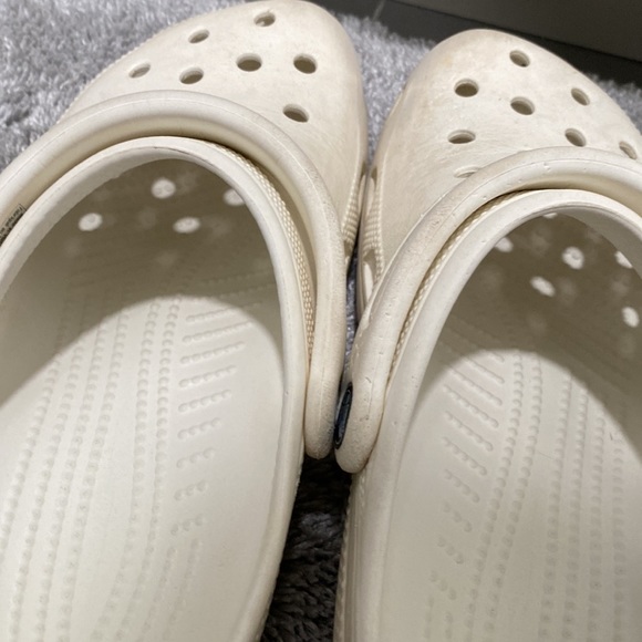 Size 8 white crocs - Picture 3 of 4